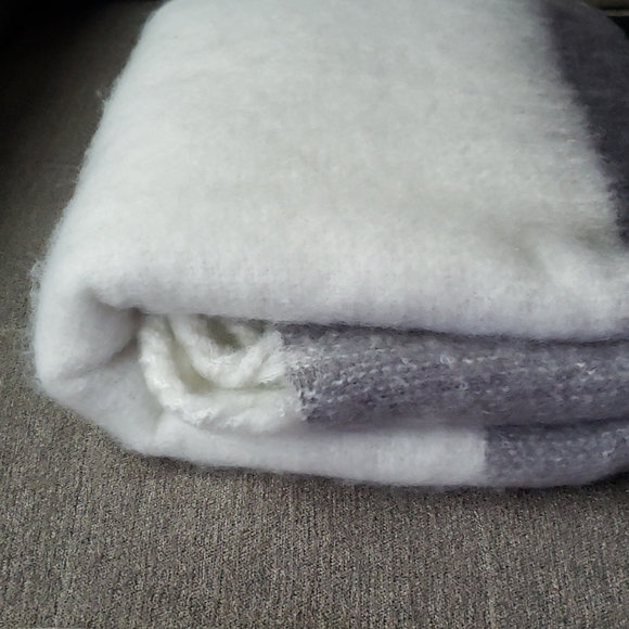 Banana Republic 50" x 60" Soft Blanket NWT Gray White - Picture 12 of 13